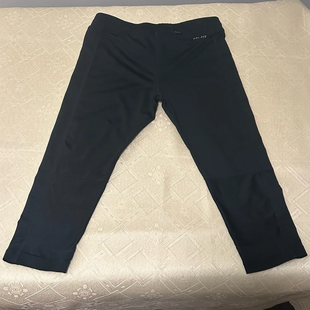 Nike Dri-Fit Black Capris Workout Leggings Back Zip Pocket Sz S EUC Athletic Gym